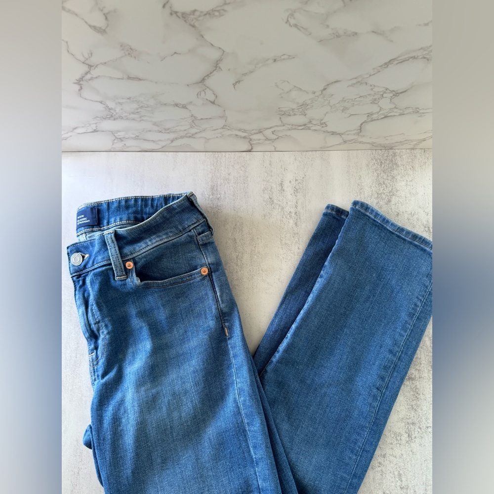 GAP Denim Classic Straight Jeans | Size 4 (27R) | Medium Wash | 29” Inseam